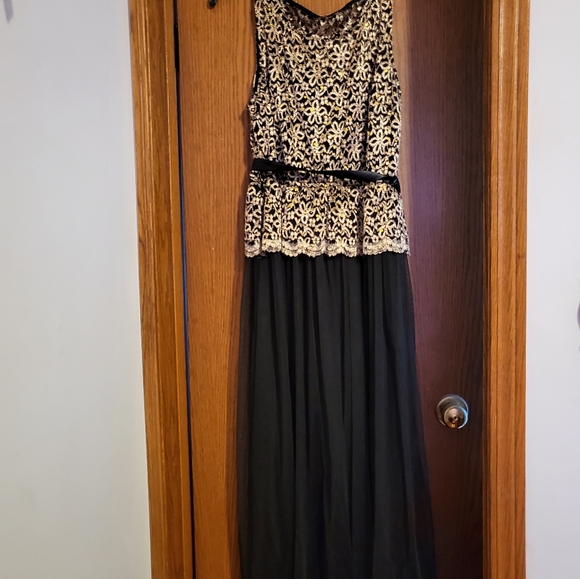 Gown - Picture 2 of 4